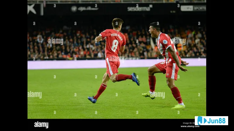 Cầu thủ Valencia tạt bóng vào vòng cấm Girona trong trận đấu