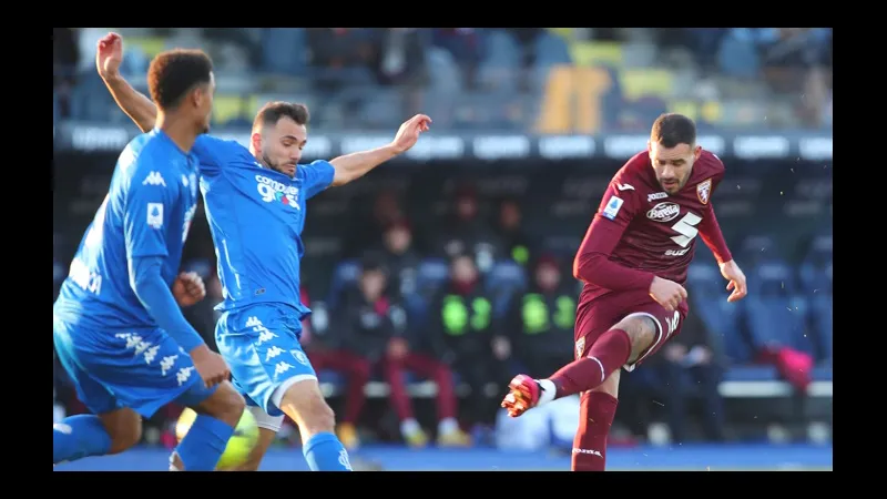 Cầu thủ Lecce vượt qua cầu thủ Torino trên sân cỏ Cầu thủ Lecce vượt qua cầu thủ Torino trên sân cỏ