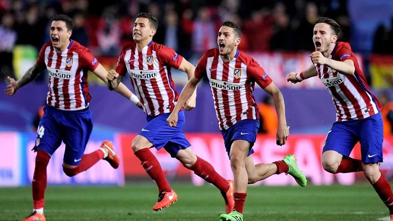 Cầu thủ của PSV đang chống chịu sức ép từ cầu thủ của Atletico Madrid trong trận đấu Cầu thủ của PSV đang chống chịu sức ép từ cầu thủ của Atletico Madrid trong trận đấu