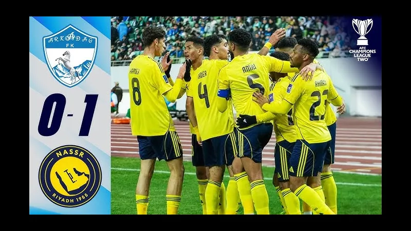 Cầu thủ Al Nassr vượt qua cầu thủ Arkadag trên sân cỏ