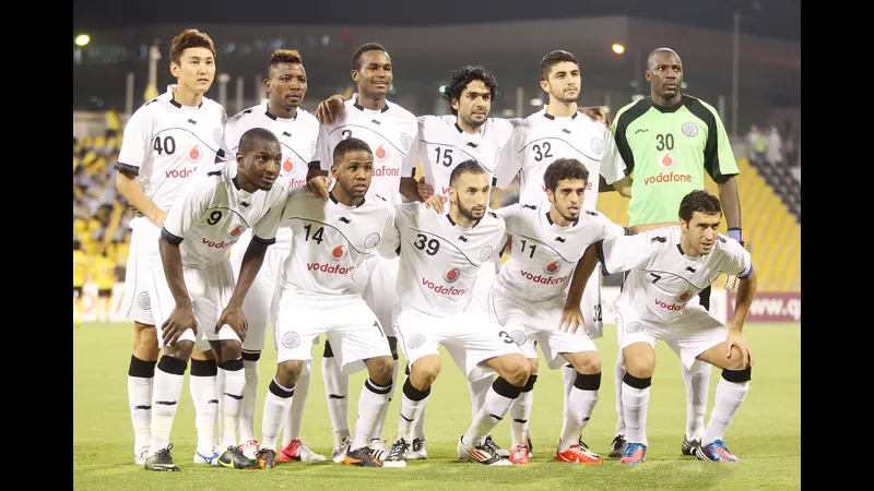Cầu thủ Al Sadd và Al Ittihad tranh bóng quyết liệt trên sân Cầu thủ Al Sadd và Al Ittihad tranh bóng quyết liệt trên sân
