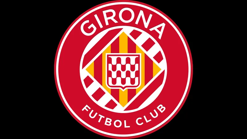 Cầu thủ Alaves và Girona đấu tranh gay gắt trên sân cỏ Cầu thủ Alaves và Girona đấu tranh gay gắt trên sân cỏ