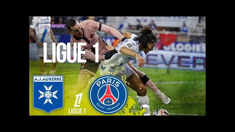Cầu thủ Auxerre và Paris tranh chấp quả bóng trên sân cỏ Cầu thủ Auxerre và Paris tranh chấp quả bóng trên sân cỏ