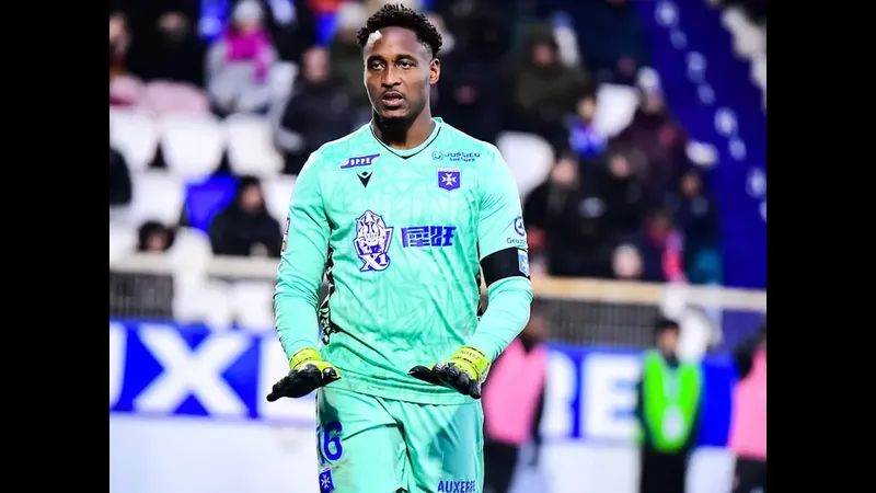 Cầu thủ Auxerre và Rennes đua nhau trên sân cỏ Cầu thủ Auxerre và Rennes đua nhau trên sân cỏ