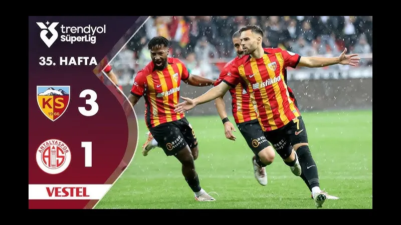 Cầu thủ Kayserispor giữ bóng trước sự áp đảo của Antalyaspor Cầu thủ Kayserispor giữ bóng trước sự áp đảo của Antalyaspor