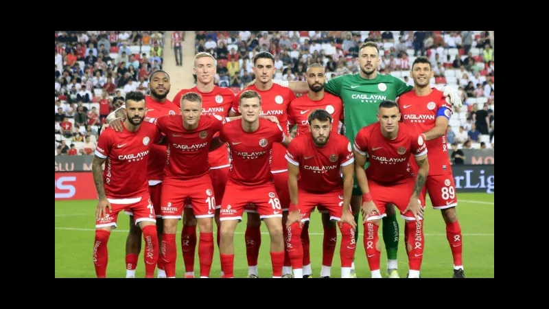 Cầu thủ Kayserispor và Antalyaspor tranh chấp bóng trên sân cỏ Cầu thủ Kayserispor và Antalyaspor tranh chấp bóng trên sân cỏ