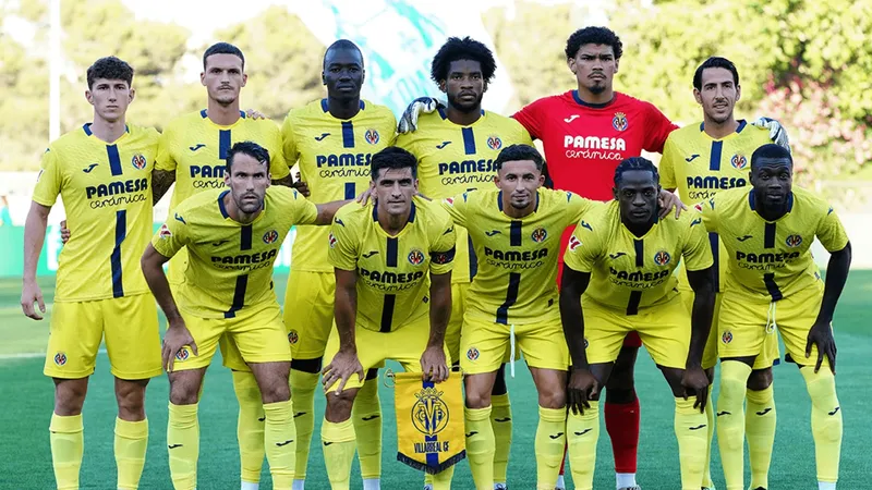 Cầu thủ Villarreal tung cú sút mạnh vào khung thành của Espanyol Cầu thủ Villarreal tung cú sút mạnh vào khung thành của Espanyol