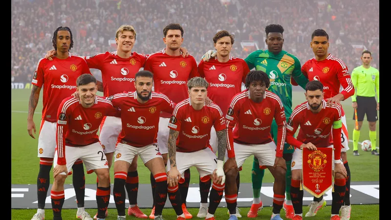 Cầu thủ MU nỗ lực ngăn chặn pha tấn công của West Ham Cầu thủ MU nỗ lực ngăn chặn pha tấn công của West Ham