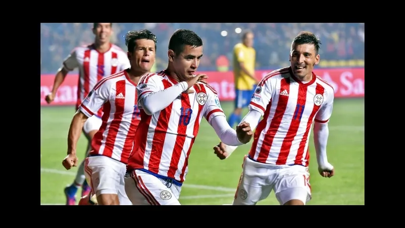 Cầu thủ Hy Lạp và Paraguay tranh chấp bóng trên sân Cầu thủ Hy Lạp và Paraguay tranh chấp bóng trên sân