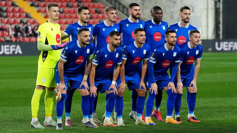 Cầu thủ của Drita và Prishtina tranh chấp bóng trên sân